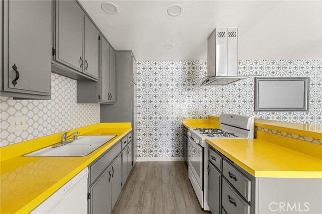 8809 Amigos Place, Riverside CA: https://media.crmls.org/medias/fd31eef3-f888-4518-bace-388da0b7e3a6.jpg