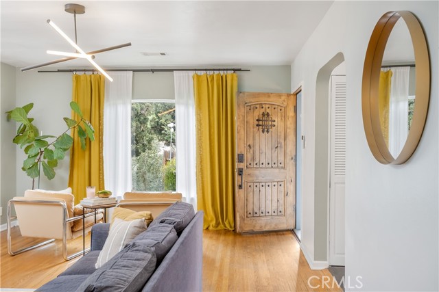 Detail Gallery Image 6 of 28 For 3209 Bennett Dr, Los Angeles,  CA 90068 - 2 Beds | 1 Baths