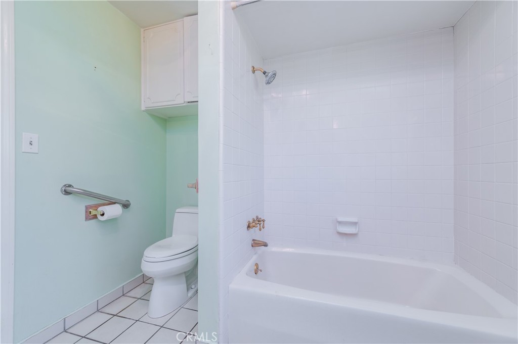 https://media.crmls.org/medias/fd36e90b-a336-4aa3-ba45-8e67d98d1555.jpg?preset=X-Large