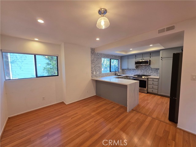 Detail Gallery Image 4 of 27 For 13963 Riverside, Sherman Oaks,  CA 91423 - 2 Beds | 2/1 Baths