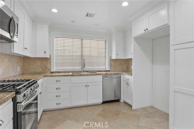 Detail Gallery Image 3 of 13 For 7460 Cypress Ave, Fontana,  CA 62336 - 3 Beds | 1 Baths