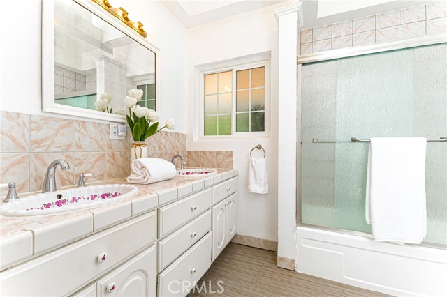 Detail Gallery Image 26 of 33 For 4888 Excelente Dr, Woodland Hills,  CA 91364 - 4 Beds | 2 Baths