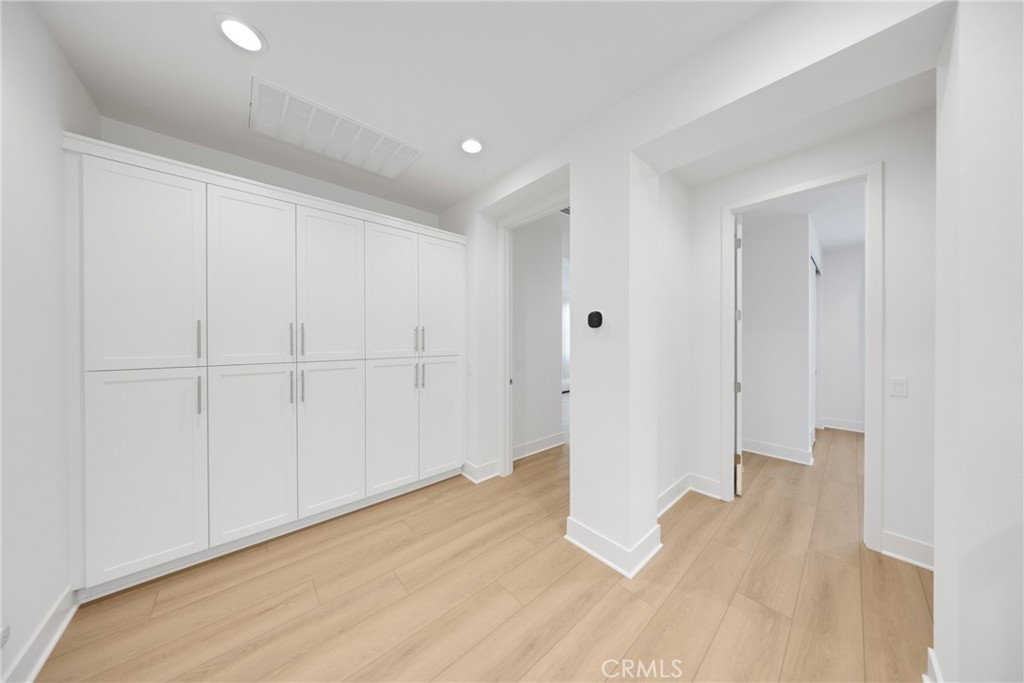 https://media.crmls.org/medias/fd37e4f1-edc0-4593-b8ff-281ae1930d06.jpg?preset=X-Large