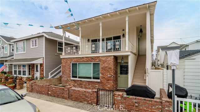 320 1/2 Coral Avenue, Newport Beach CA: https://media.crmls.org/medias/fd395f6f-cf5b-4746-8f1b-b61d75b41d87.jpg
