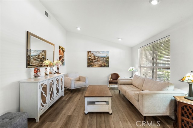 Detail Gallery Image 9 of 39 For 19226 Avenue of the Oaks a,  Newhall,  CA 91321 - 2 Beds | 1 Baths