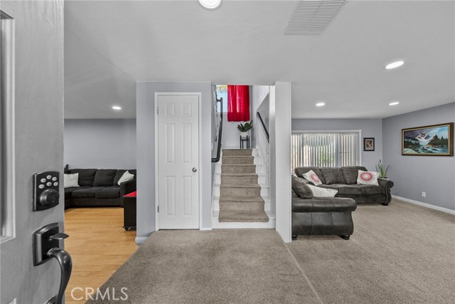 Detail Gallery Image 4 of 44 For 16503 Fairglade, Canyon Country,  CA 91387 - 4 Beds | 3 Baths