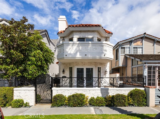 Detail Gallery Image 1 of 20 For 415 8th St, Huntington Beach,  CA 92648 - 3 Beds | 3/2 Baths