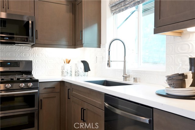 Detail Gallery Image 11 of 22 For 2317 W Broadway, Anaheim,  CA 92804 - 2 Beds | 2/2 Baths