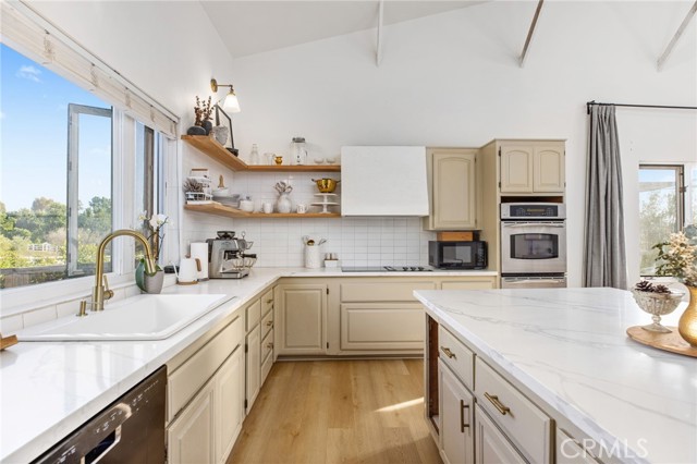 4 Golden Meadow Lane, Fallbrook CA: https://media.crmls.org/medias/fd4a63fb-e807-4cb2-80bf-eda5c677f982.jpg