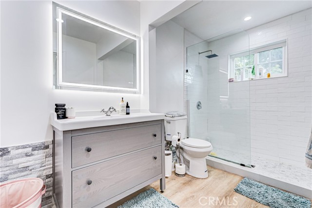 Detail Gallery Image 17 of 29 For 320 E Walnut Ave, El Segundo,  CA 90245 - 5 Beds | 3 Baths