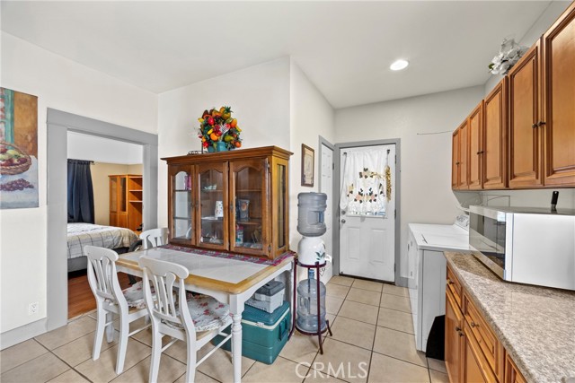 341 W 42nd St, Los Angeles CA: https://media.crmls.org/medias/fd505a7d-8de6-49b4-9b9d-1838b6887d40.jpg