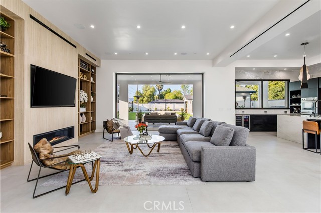 Detail Gallery Image 1 of 75 For 22745 Califa St, Woodland Hills,  CA 91367 - 5 Beds | 4 Baths