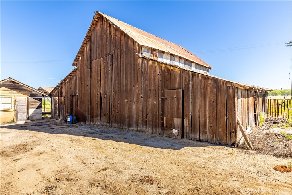 https://media.crmls.org/medias/fd57542a-d4b1-48d3-8897-60d37ed4b857.jpg?preset=X-Large