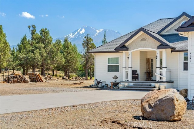 Detail Gallery Image 2 of 31 For 5541 Lake Shastina Dr, Weed,  CA 96094 - 3 Beds | 2 Baths