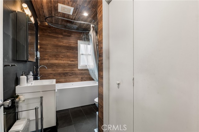 2818 S Holt Avenue, Los Angeles CA: https://media.crmls.org/medias/fd59197a-1d21-4ec3-8beb-6dc501a8111d.jpg
