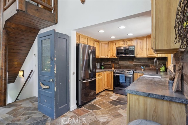Detail Gallery Image 14 of 59 For 385 Iris Dr, Twin Peaks,  CA 92391 - 4 Beds | 3 Baths