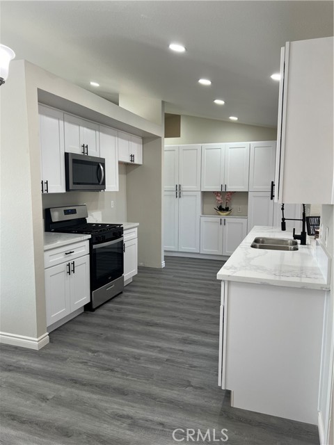 Detail Gallery Image 10 of 41 For 14364 Pinewood Dr, Hesperia,  CA 92344 - 4 Beds | 2 Baths