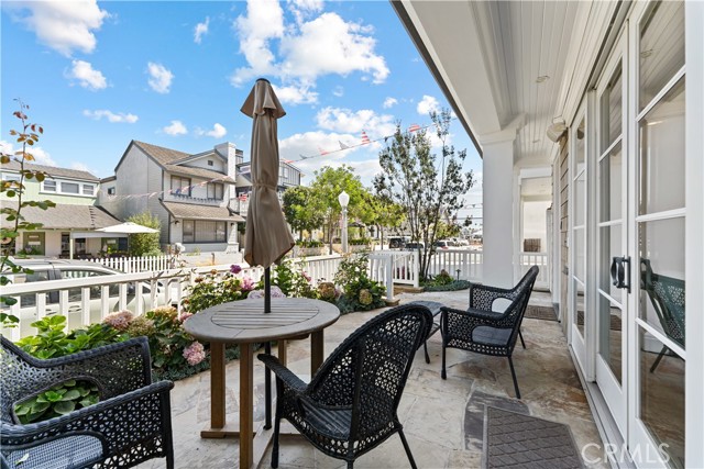 Detail Gallery Image 5 of 44 For 115 Topaz Ave, Newport Beach,  CA 92662 - 3 Beds | 3/1 Baths