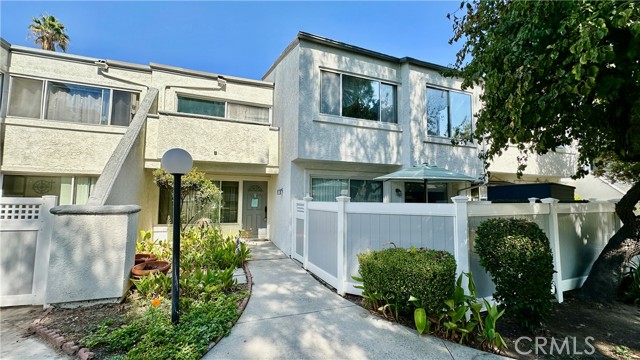 Detail Gallery Image 1 of 1 For 18515 Mayall St #B,  Northridge,  CA 91324 - 3 Beds | 2/1 Baths