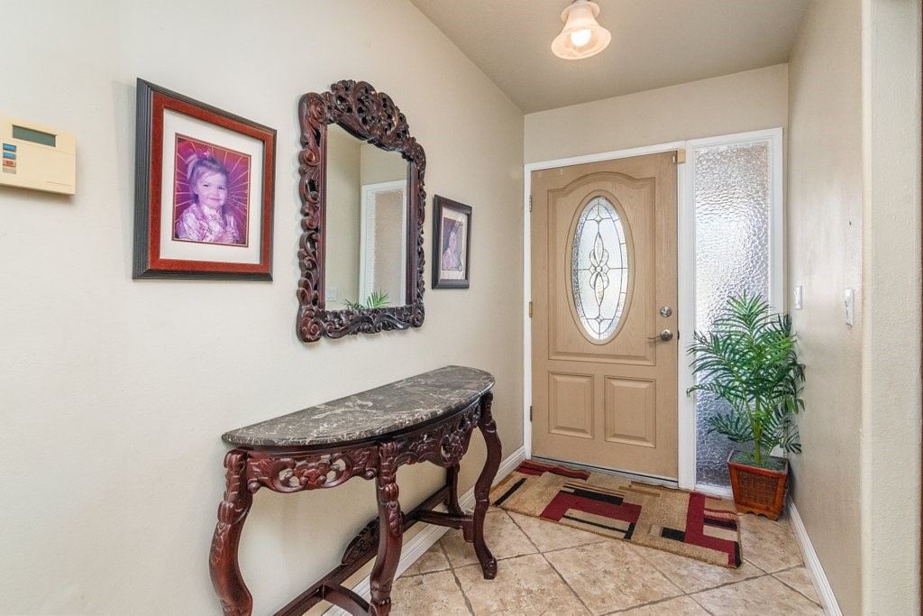 Detail Gallery Image 5 of 32 For 7655 Lakeside Dr, Jurupa Valley,  CA 92509 - 5 Beds | 2/1 Baths
