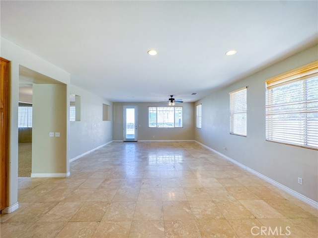 Detail Gallery Image 9 of 59 For 5121 Vista Dr, Palmdale,  CA 93551 - 4 Beds | 4 Baths