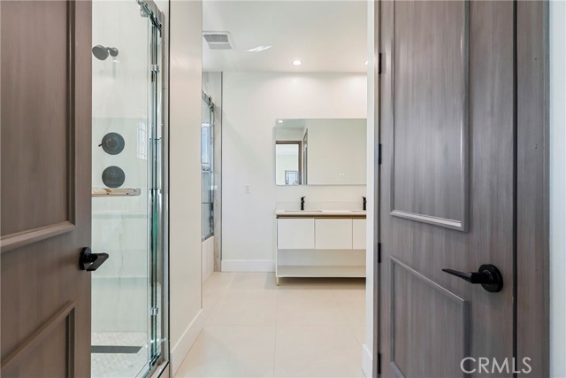 Detail Gallery Image 16 of 30 For 10347 Mapledale St, Bellflower,  CA 90706 - 4 Beds | 3 Baths