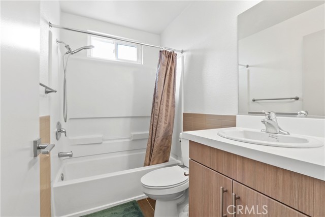 Detail Gallery Image 5 of 7 For 112 N Primrose Ave #D,  Alhambra,  CA 91801 - 2 Beds | 1/1 Baths