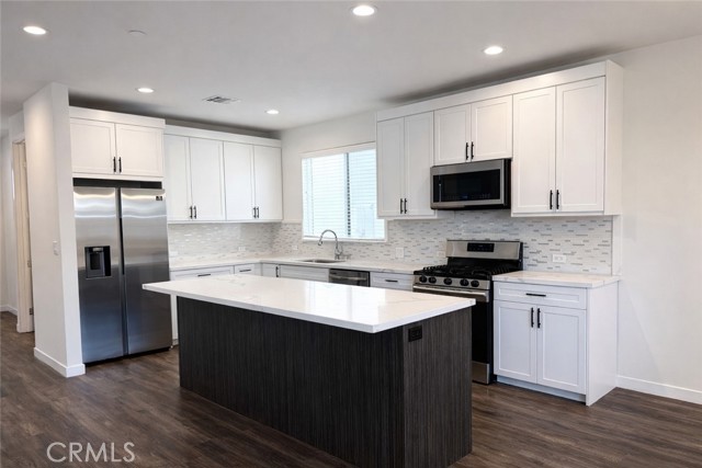 Detail Gallery Image 3 of 19 For 7105 N Dylan Ct, Reseda,  CA 91335 - 4 Beds | 3 Baths