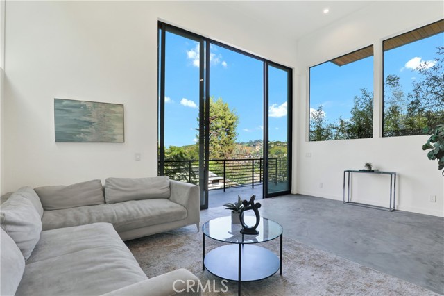 Detail Gallery Image 5 of 45 For 3949 Glenalbyn Dr, Los Angeles,  CA 90065 - 3 Beds | 2/1 Baths