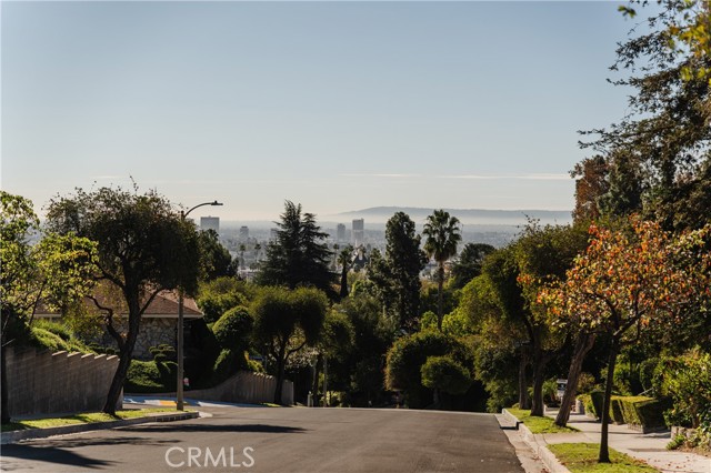 2201 N Hobart Boulevard, Los Angeles CA: https://media.crmls.org/medias/fd6e0216-a0ff-43cb-af96-2e2995fbb9e0.jpg