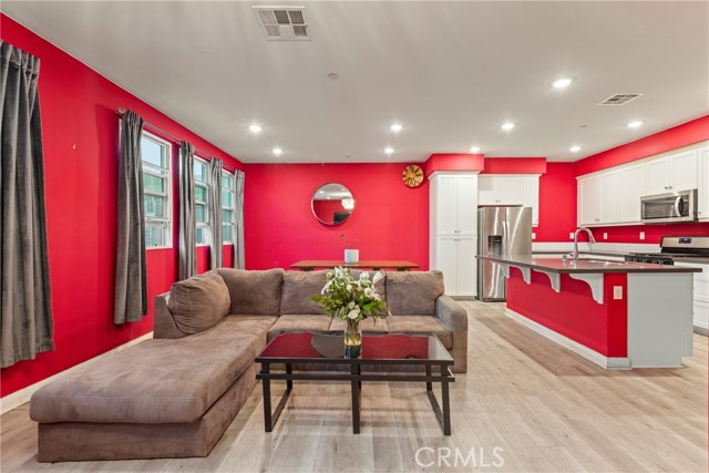 Detail Gallery Image 9 of 21 For 12814 Watt Ln #B,  Sylmar,  CA 91342 - 2 Beds | 2/1 Baths