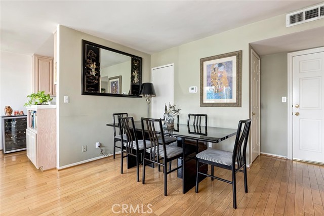 Detail Gallery Image 4 of 22 For 4140 Warner #205,  Burbank,  CA 91505 - 1 Beds | 1 Baths