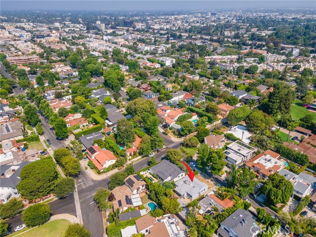 10348 Woodbridge Street, Toluca Lake CA: https://media.crmls.org/medias/fd737ff6-e7bb-4e2e-838f-4d8d94aec375.jpg