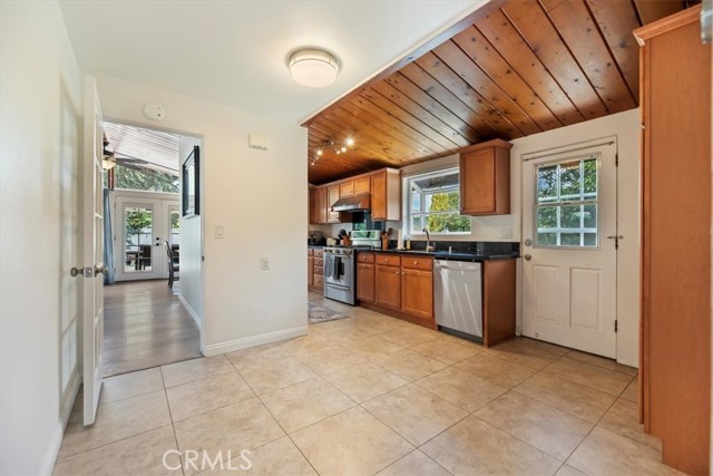 550 N Dexford Drive, La Habra CA: https://media.crmls.org/medias/fd739201-be02-4eb5-9829-20bc12370e81.jpg
