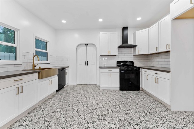 1236 S Cloverdale Avenue, Los Angeles CA: https://media.crmls.org/medias/fd7522c9-5775-4c7d-8b15-4c62ab4f5fac.jpg