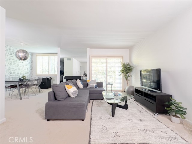 927 N Kings Road, West Hollywood CA: https://media.crmls.org/medias/fd7529bb-5847-46dd-8b1d-39d52b64f3de.jpg