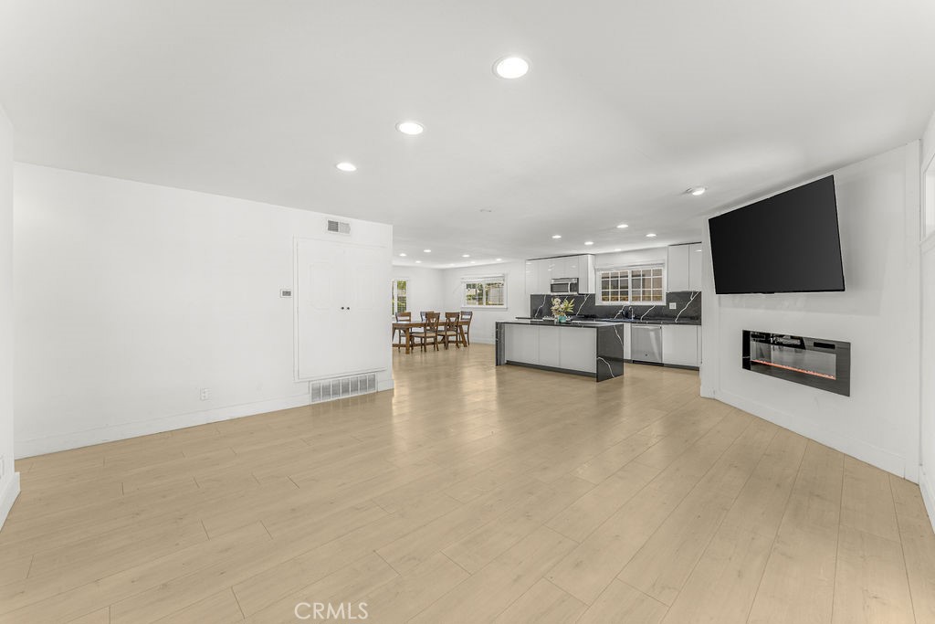 https://media.crmls.org/medias/fd7a384c-7911-40e0-b91f-98dc87640209.jpg?preset=X-Large