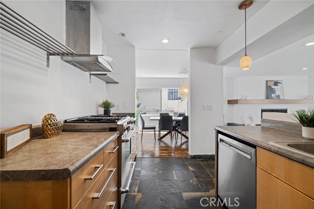 Detail Gallery Image 9 of 42 For 5339 Newcastle Ave #112,  Encino,  CA 91316 - 3 Beds | 2 Baths