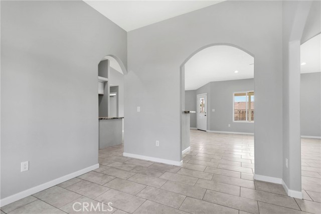 Detail Gallery Image 10 of 33 For 8569 Oakwood Ave, Hesperia,  CA 92345 - 4 Beds | 2/1 Baths