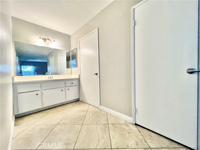 Detail Gallery Image 7 of 11 For 1345 Cabrillo Park Dr #M07,  Santa Ana,  CA 92701 - 1 Beds | 1 Baths