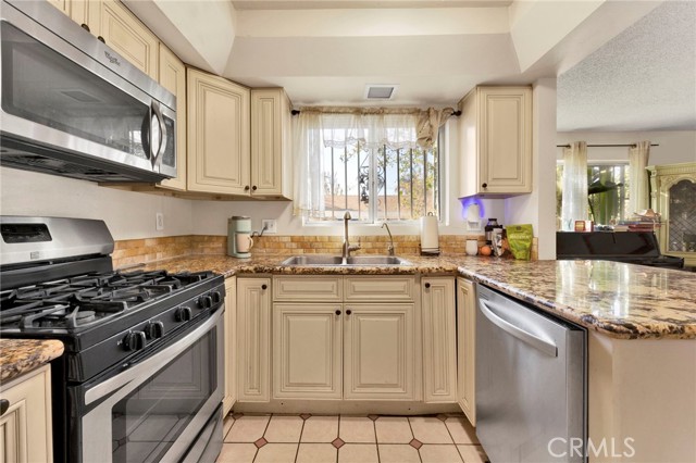 Detail Gallery Image 15 of 31 For 14141 Polk St #1,  Sylmar,  CA 91342 - 3 Beds | 1/1 Baths