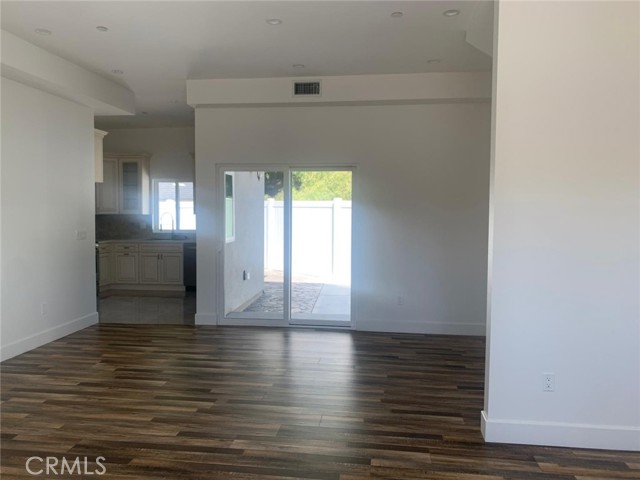 Detail Gallery Image 8 of 17 For 16507 San Fernando Mission Bld, Granada Hills,  CA 91344 - 2 Beds | 2/1 Baths