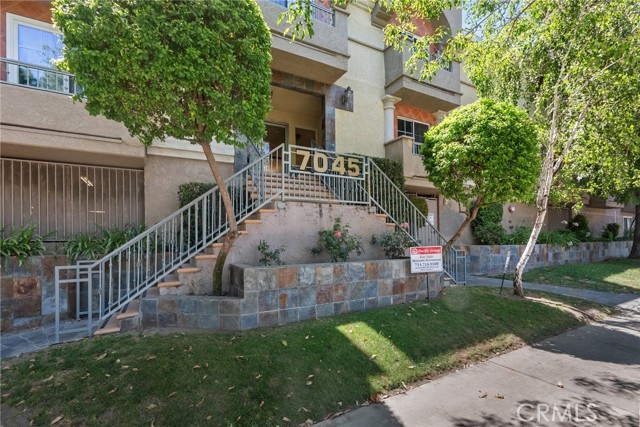 Detail Gallery Image 1 of 21 For 7045 Woodley Ave #110,  Van Nuys,  CA 91406 - 2 Beds | 2 Baths