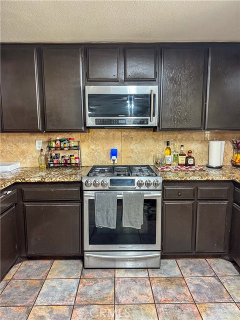 Detail Gallery Image 9 of 22 For 1251 Herzel Ave, Lancaster,  CA 93535 - 4 Beds | 2 Baths