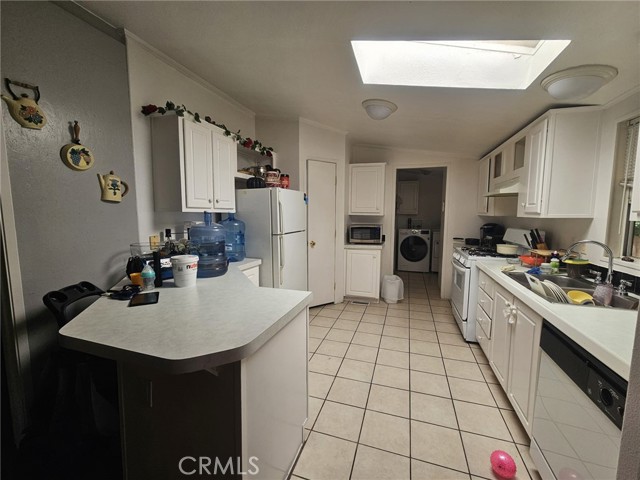 Detail Gallery Image 10 of 22 For 16600 Downey Ave #27,  Paramount,  CA 90723 - 4 Beds | 2 Baths