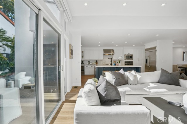 2501 N Poinsettia Avenue, Manhattan Beach CA: https://media.crmls.org/medias/fd91bc9c-5f0d-4608-8c61-b6aa6b3429e9.jpg