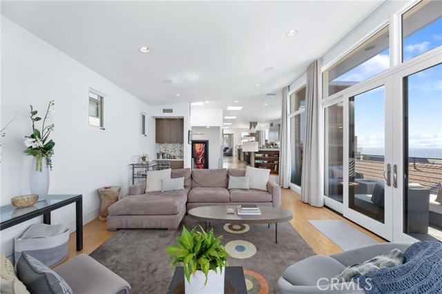 Detail Gallery Image 17 of 67 For 308 17th St, Manhattan Beach,  CA 90266 - 4 Beds | 3/1 Baths