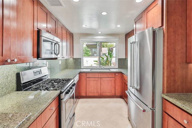 Detail Gallery Image 9 of 31 For 21500 Califa St #135,  Woodland Hills,  CA 91367 - 2 Beds | 2 Baths