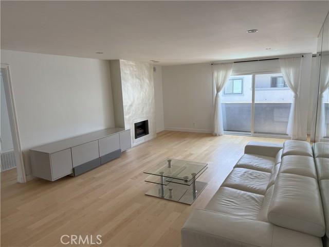 1940 N Highland Avenue, Los Angeles CA: https://media.crmls.org/medias/fd99de19-f69d-4e4f-95a7-1a61d143b5d0.jpg