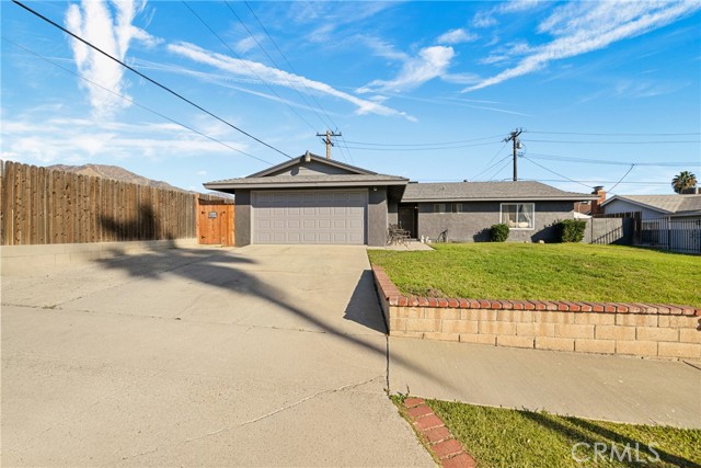 7511 Buckeye Street, Highland CA: https://media.crmls.org/medias/fd9d7b30-e2d0-45ff-8615-caacdd36c661.jpg